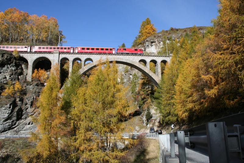 RhB-Regianlzug mit Ge 4/4 II Richtung Scuol-Tarasp auf dem Val-Tuoi-Cluozza-Viadukt kurz vor Guarda