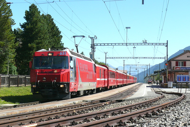 RhB - Regio-Express 1125 von Chur nach St.Moritz am 27.07.2009 in Celerina mit E-Lok Ge 4/4 III 651 - D 4206 - B 2496 - B 2442 - B 2373 - A 1283 - A 1266 - B 2326 - B 2268 - B 2267 - A 1254 - Lokwerbung: GLACIER on Tour

