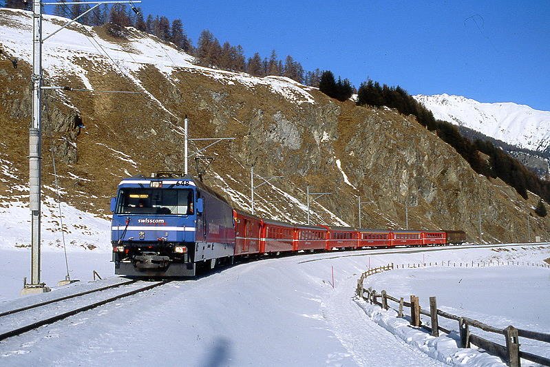 RhB - Regio-Express 1129 von Chur nach St.Moritz am 14.12.2007 zwischen Samedan und Celerina mit E-Lok Ge 4/4III 648 - D - 3x B - 2x A - B - Haikv
