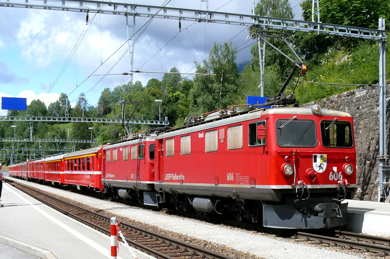 RhB Regio-Express 1129 von Chur nach St.Moritz am 25.07.2009 in Filisur mit E-Lok Ge 4/4I 606 - E-Lok Ge 4/4 I 603 - A - A - B - D - B - B - B - A - A. Hinweis: wegen Lokmangel und aus Lastgrnden nicht alltgliche Doppeltraktion BoBo I am Albula.
