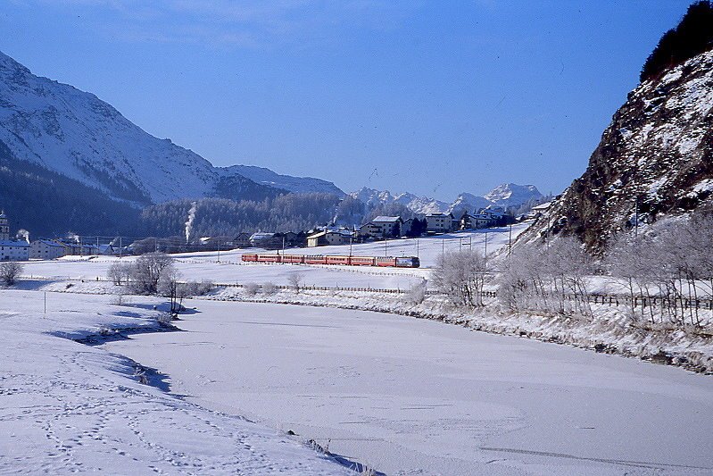 RhB Regio-Express 1132 von St.Moritz nach Chur am 14.12.2007 zwischen Celerina und Samedan mit E-Lok Ge 4/4 III 647 - B - 2x A - 3x B - D
