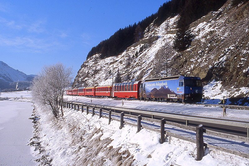 RhB Regio-Express 1132 von St.Moritz nach Chur am 14.12.2007 zwischen Celerina und Samedan mit E-Lok Ge 4/4 III 647 - B - 2x A - 3x B - D
