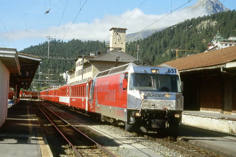 RhB - Regio-Express 1136 von St.Moritz nach Chur am 31.08.2007 in St.Moritz mit E-Lok Ge 4/4 III 651 - B 2383 - MGB BR 4296 - A 1239 - A 1225 - B 2494 - B 2361 - B 2442 - D 4213. 
