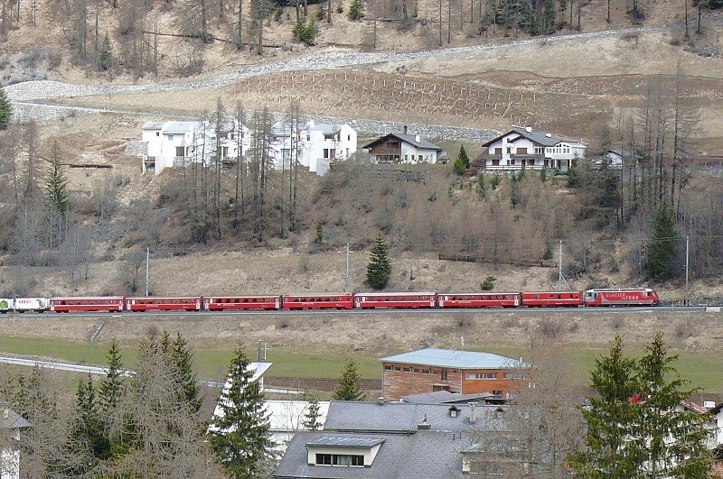 RhB - Regio-Express 1137 von Chur nach St.Moritz am 10.04.2008 Einfahrt Bergn mit E-Lok Ge 4/4 III 651

