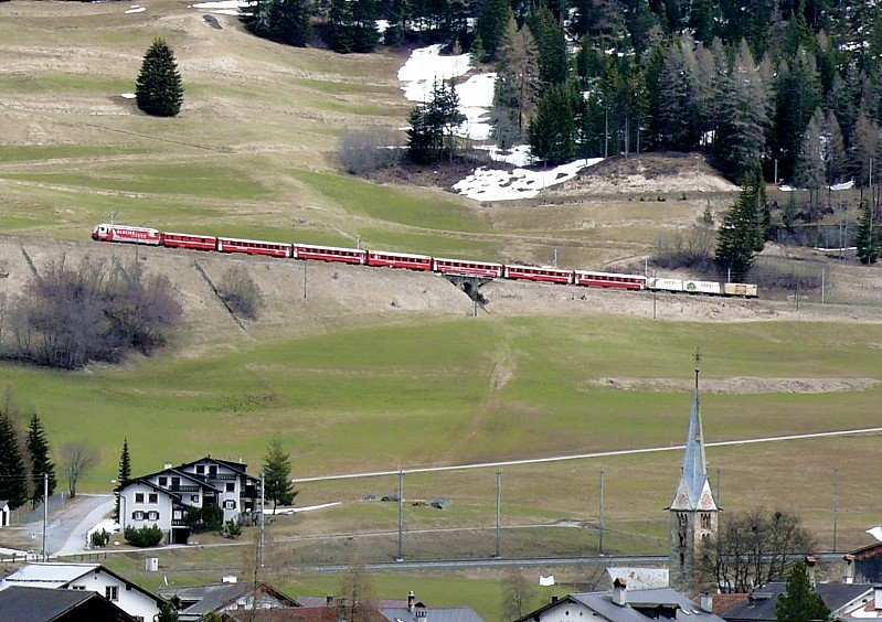 RhB - Regio-Express 1137 von Chur nach St.Moritz am 10.04.2008 oberhalb Bergn mit E-Lok Ge 4/4 III 651
