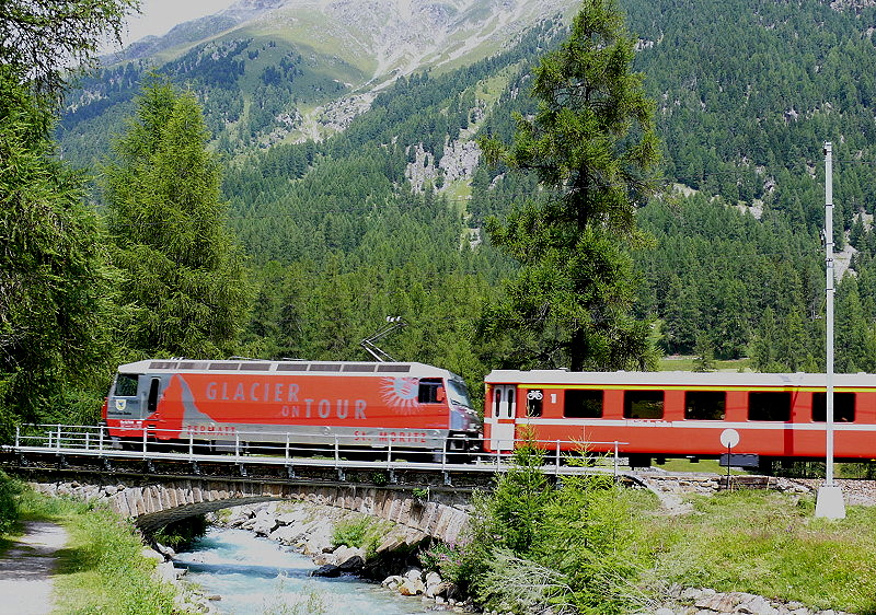 RhB - Regio-Express 1140 von St.Moritz nach Chur am 22.07.2009 auf Beverinbrcke I zwischen Bever und Spinas mit E-Lok Ge 4/4 III 651 - A - ....
