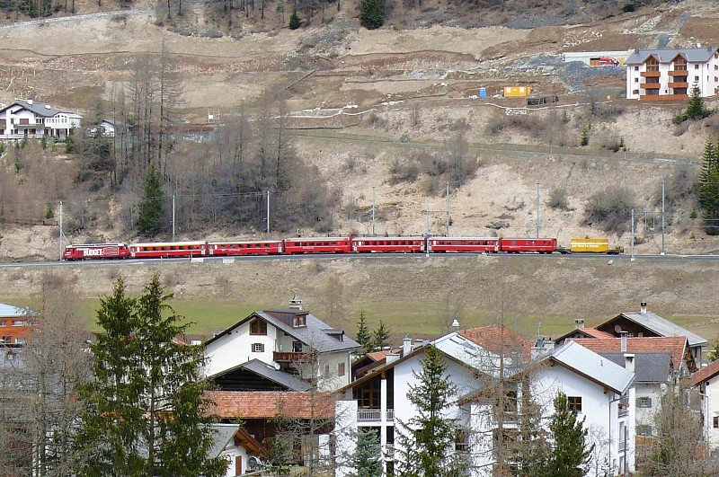 RhB Regio-Express 1144 von St.Moritz nach Chur am 10.04.2008 Ausfahrt Bergn mit E-Lok Ge 4/4 III 646
