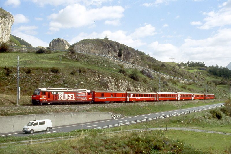RhB Regio-Express 1236 von Scuol nach Disentis am 27.08.2007 kurz vor Ardez mit E-Lok Ge 4/4 III 646 - D 4209 - B 2368 - B 2446 - B 2393 - A 1233 - B 2360 - Hinweis: Lok mit Werbung: RhBUDGED
