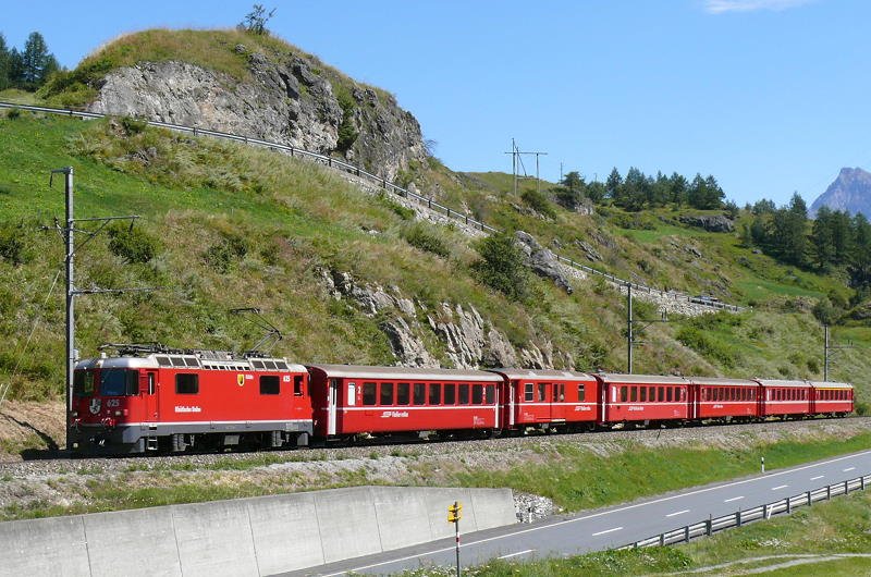 RhB - Regio-Express 1240 von Scuol nach Disentis am 19.08.2008 kurz vor Ardez mit E-Lok Ge 4/4 II 625 - D 4223 - B 2382 - B 2363 - B 2428 -A 1267
