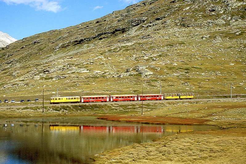RhB Regio-Express 1642 von Tirano nach St.Moritz am 25.08.2007 am Lago Nero zwischen Ospizio Bernina und Bernina Lagalb mit Bernina-Triebwagen ABe 4/4 I 30 - B 2456 - B 2451 - B 2308 - B 2092 - B 2093. Hinweis: ABe 4/4 I 34 wurde in Ospizio Bernina ausgereiht.
