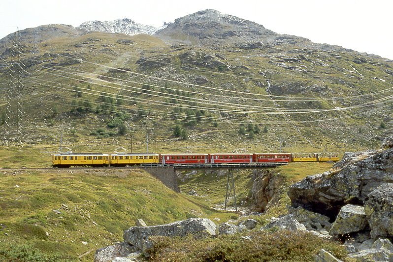 RhB Regio-Express 1642 von Tirano nach St.Moritz am 24.08.2007 auf unterer Berninabachbrcke zwischen Ospizio Bernina und Bernina Lagalb mit Bernina-Triebwagen ABe 4/4 I 30 - ABe 4/4 I 34 - B 2309 - B 2453 - B 2233 - B 2097 - B 2092
