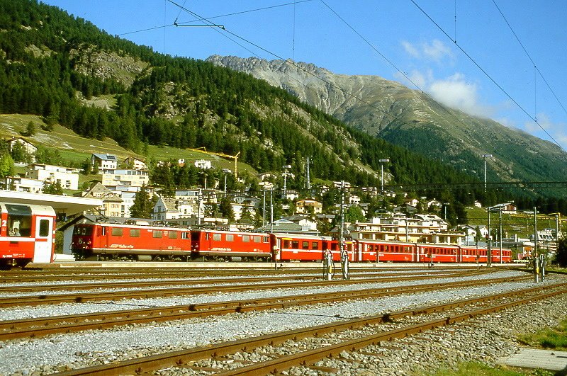 RhB Regio-Express Engadinstar 1325 von Landquart nach St.Moritz am 31.08.2007 Einfahrt Samedan mit E-Lok Ge 4/4 I 606 - Ge 4/4 I 610 - A 1227 - B 2373 - B 2356 - B 2426 - D 4222. Hinweis: seltene BoBo I - Vielfachtraktion
