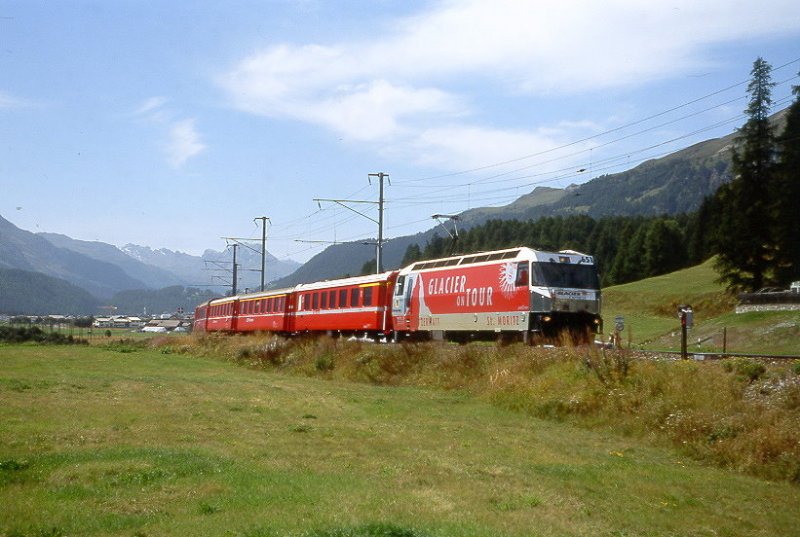 RhB - Regio-Express von St.Moritz nach Chur am 26.08.2007 bei Bever mit E-Lok Ge 4/4 III 651 - 3 A - 3 B - D. 
