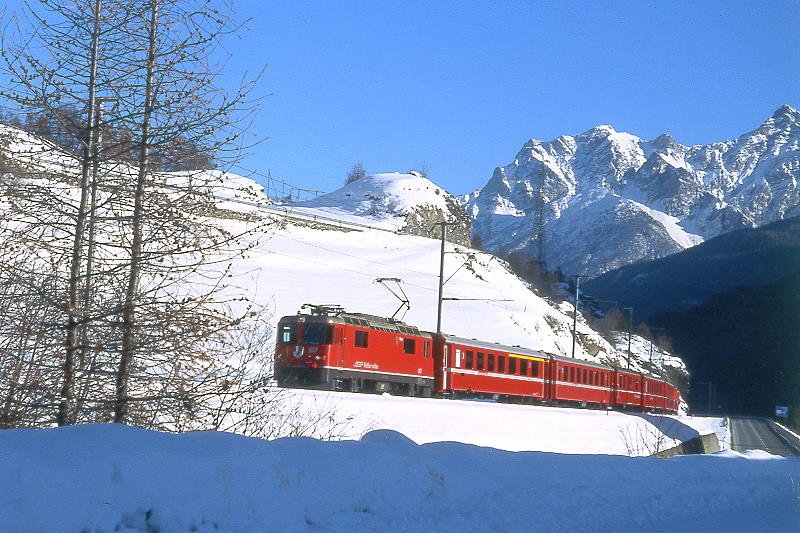 RhB - Regioexpress 1240 von Scuol nach Landquart am 15.12.2007 kurz vor Ardez mit E-Lok Ge 4/4 II 617 - AB - B - D - 3x B - A
