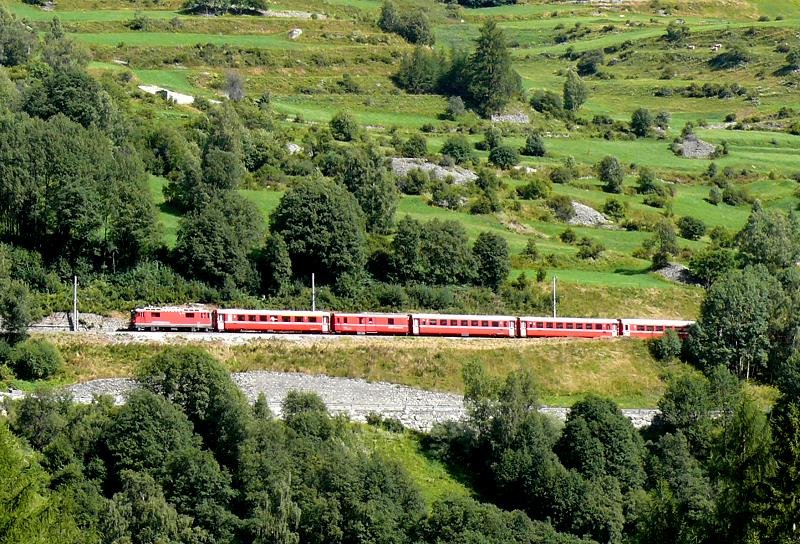 RhB - Regioexpress 1242 von Scuol nach Disentis am 20.08.2008 zwischen Guarde und Lavin mit E-Lok Ge 4/4 II 617 - AB 1563 - D 4207 - B 2446 - B 2443 - B 2391 - A 1239
