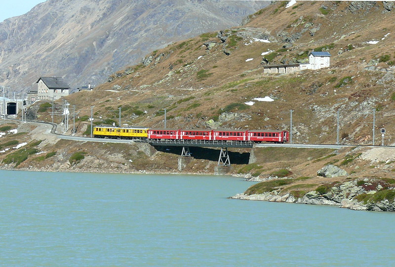 RhB - Regioexpress 1642 von Tirano nach St.Moritz am 12.10.2008 auf Brcke am See mit Triebwagen ABe 4/4I 30 - ABe 4/4I 34 - B - B - B - B
