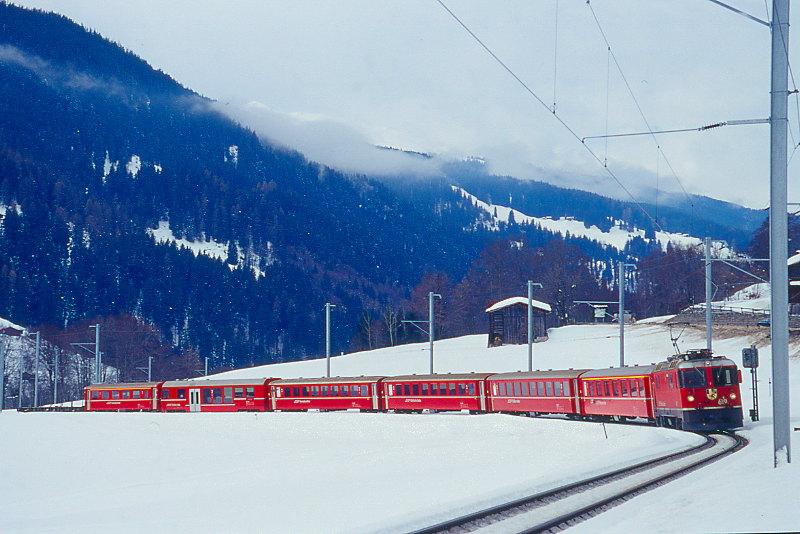 RhB Regioexpress 341 von Landquart nach Scuol am 25.02.2000 kurz vor Klosters Dorf mit E-Lok Ge 4/4 II 619 - A 1249 - B 2352 - B 2374 - B 2349 - BDt 1754 - A 1261 - Rw 8202.
