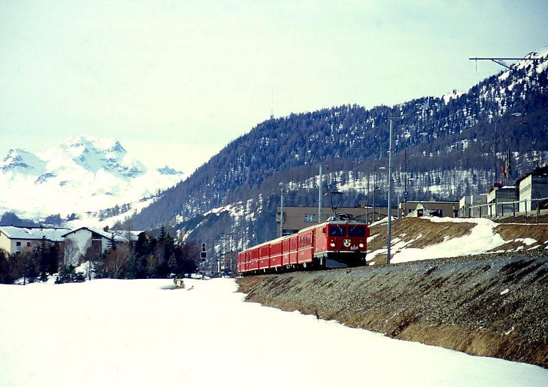 RhB REGIOLNALZUG 721 von St.Moritz nach Suol am 02.03.1998 zwischen Samedan und Bever mit E-Lok Ge 4/4I 604 - B 2353 - B 2303 - A 1229 - B 2355 - B 2367 - D 4210 - B 2316. Hinweis: Eine um 3 B-Wagen verstrkte Plankompo wegen Trainingslufer Engadiner Skimarathon.
