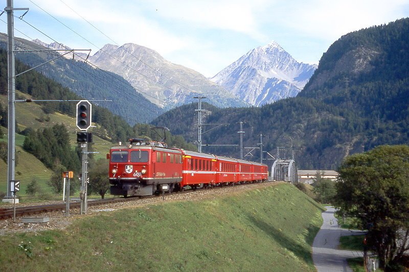 RhB Regional-Express 1325 Engadin-Star von Landquart nach St.Moritz am 24.08.2007 Einfahrt Zernez mit E-Lok Ge 4/4 I 608 - A 1265 - B 2375 - B 2376 - B 2374 - D 4225
