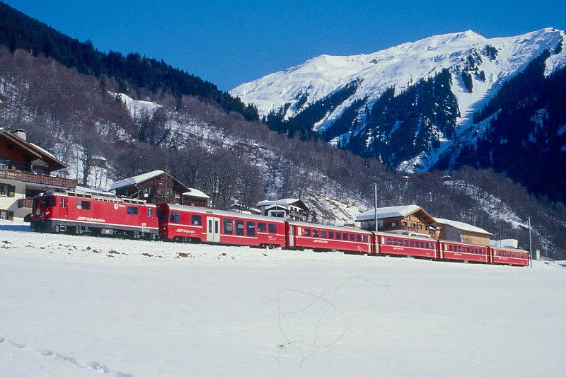 RhB Regional-Express 340 von Scuol nach Landquart am 27.02.2000 unterhalb Klosters Dorf mit E-Lok Ge 4/4 II 631 -  BDt 1756 - B 2296 - B 2293 - B 2357 - A 1250. Hinweis: unblicherweise Lok vor Steuerwagen:
