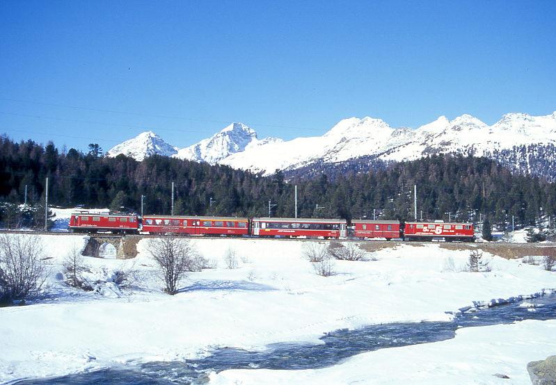 RhB REGIONAL-PENDELZUG 321 von Samedan nach Pontresina am 10.03.1998 kurz nach Punt Muragl mit E-Lok Ge 4/4I 604 - AB 1515 - B 2467 - DZ 4004 - Ge 4/4I 601. Hinweis: neu gebildete Ersatz-Pendelzugkompo wegen Steuerwagenmangel.
