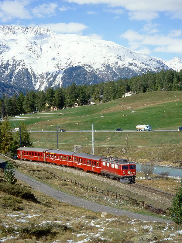RhB - Regional-Pendelzug 347 von Samedan nach Pontresina am 06.10.1999 zwischen Punt Muragl und Pontresina mit E-Lok Ge 4/4 I 610 - B 2332 - AB 1516 - BDt 1722 - Hinweis: heute verkehren Pendelzge mit Niederflursteuerwagen - gescanntes Dia
