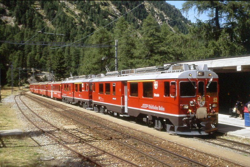 RhB Regionalzug 1439 von St.Moritz nach Tirano am 25.08.2007 in Morteratsch mit Triebwagen ABe 4/4 III 54 - ABe 4/4III 52 - BD 2477 - AB 1545 - B 2466 - B 2463 - B 2233 - B 2453 - B 2309. Hinweis: gescanntes Dia
