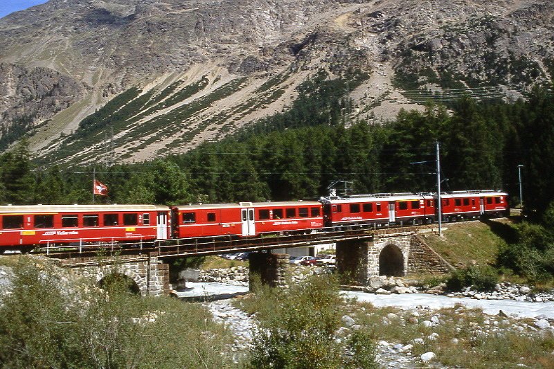 RhB Regionalzug 1439 von St.Moritz nach Tirano am 25.08.2007 in Morteratsch mit Triebwagen ABe 4/4 III 54 - ABe 4/4III 52 - BD 2477 - AB 1545 - B 2466 - B 2463 - B 2233 - B 2453 - B 2309. Hinweis: Teilzug auf Morteratschbach-Brcke
