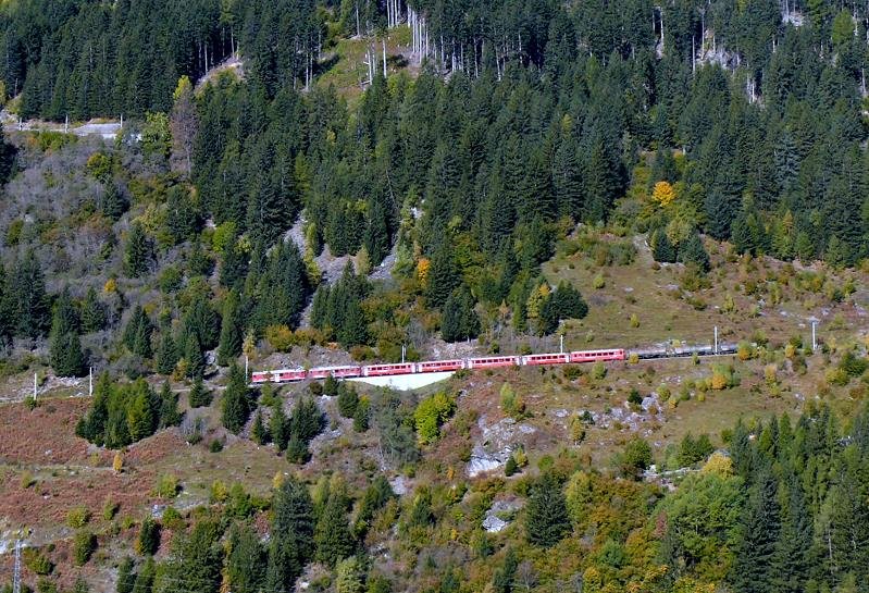 RhB - Regionalzug 1617 von St.Moritz nach Tirano am 10.10.2008 zwischen Cadera und Privilasco mit Triebwagen ABe 4/4 II 49 - ABe 4/4 II 44 - B - B - B - AB - BD - Za - Za - Za
