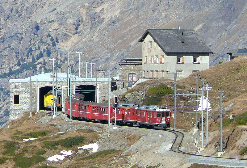 RhB - Regionalzug 1627 von St.Moritz nach Tirano am 12.10.2008 Ausfahrt Ospizio Bernina mit Triebwagen ABe 4/4 II 42 + ABe 4/4 II 41 - B - B - B - B - B - A - B. Der Zug durchfhrt am Bahnhofsende Richtung Sden die Depotanlage mit der frheren berdachten Drehscheibe fr die Dampfschneeschleuder - Hinweis: Teleaufnahme mit Stativ B=7,1 f=780mm 1/500sec
