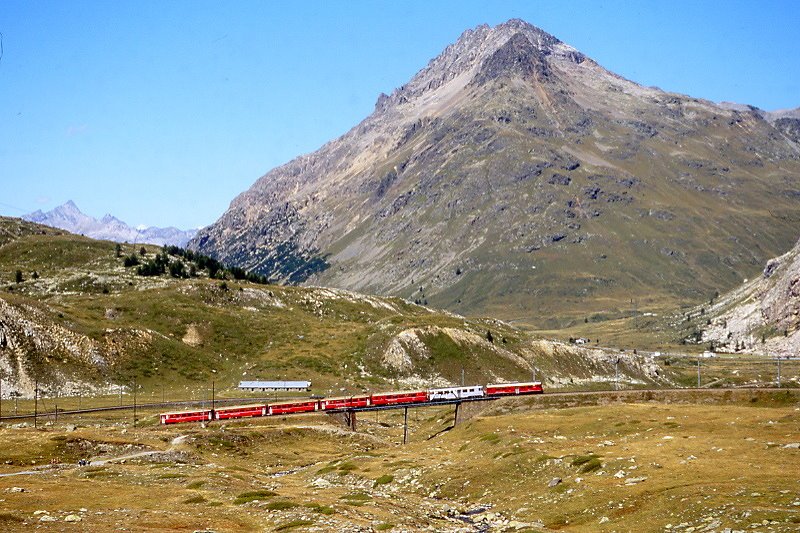 RhB Regionalzug 1635 von St.Moritz nach Tirano am 25.08.2007 auf oberer Berninabachbrcke mit Triebwagen ABe 4/4 III 56 - ABe 4/4 III 51 - BD 2475 - AB 1543 - B 2310 - B 2311 - B 2313
