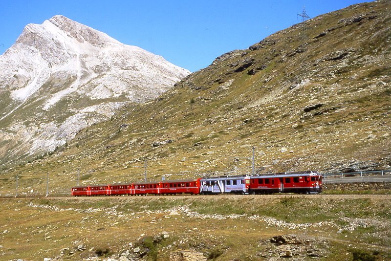 RhB Regionalzug 1635 von St.Moritz nach Tirano am 25.08.2007 bei Alp Bondo mit Triebwagen ABe 4/4 III 56 - ABe 4/4 III 51 - BD 2475 - AB 1543 - B 2310 - B 2311 - B 2313
