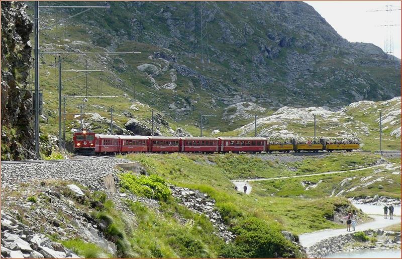 RhB - Regionalzug 1638 von Tirano nach St.Moritz am 18.08.2008 am Lago Bianco mit Zweikraftlok Gem 4/4 802 - Triebwagen ABe 4/4 II 49 - AB 1543 - BD 2473 - B 2468 - B 2233 - B 2453 - B 2462 - B 2091 - B 2093 - B 2097
