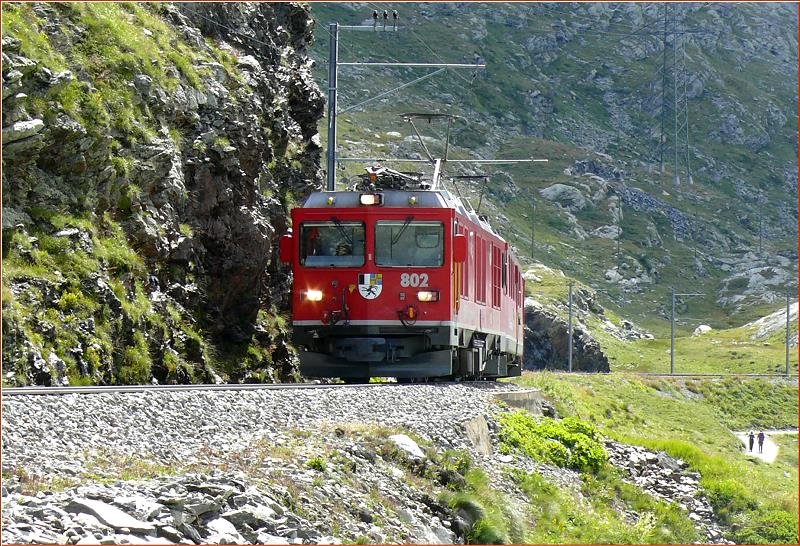 RhB - Regionalzug 1638 von Tirano nach St.Moritz am 18.08.2008 am Lago Bianco mit Zweikraftlok Gem 4/4 802 - Triebwagen ABe 4/4 II 49 - AB 1543 - BD 2473 - B 2468 - B 2233 - B 2453 - B 2462 - B 2091 - B 2093 - B 2097
