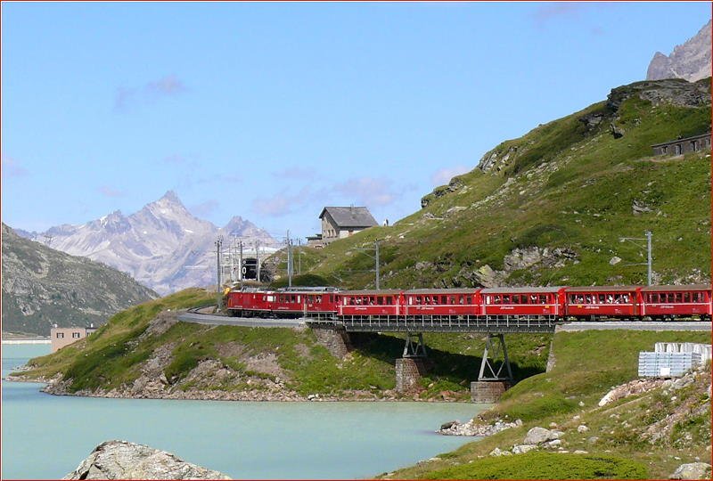 RhB - Regionalzug 1638 von Tirano nach St.Moritz am 18.08.2008 auf Brcke am See mit Zweikraftlok Gem 4/4 802 - Triebwagen ABe 4/4 II 49 - AB 1543 - BD 2473 - B 2468 - B 2233 - B 2453 - B 2462 - B 2091 - B 2093 - B 2097

