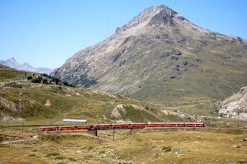 RhB Regionalzug 1639 von St.Moritz nach Tirano am 25.08.2007 auf oberer Berninabach-Brcke mit Triebwagen ABe 4/4 III 54 - ABe 4/4III 52 - BD 2477 - AB 1545 - B 2466 - B 2463 - B 2233 - B 2453 - B 2309.
