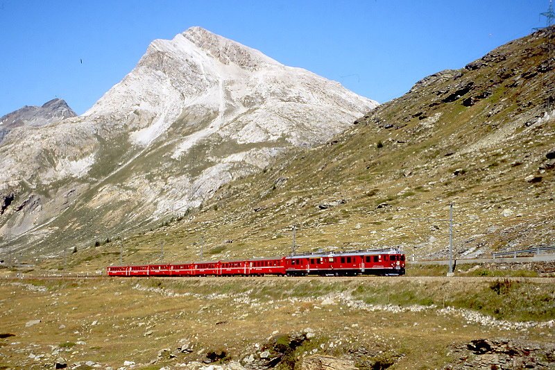 RhB Regionalzug 1639 von St.Moritz nach Tirano am 25.08.2007 bei Alp Bondo mit Triebwagen ABe 4/4 III 54 - ABe 4/4III 52 - BD 2477 - AB 1545 - B 2466 - B 2463 - B 2233 - B 2453 - B 2309.
