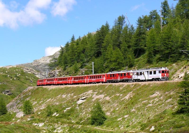 RhB - Regionalzug 1641 von St.Moritz nach Tirano am 18.08.2008 oberhalb Alp Grm mit Triebwagen ABe 4/4 III 51 - ABe 4/4 III 53 - B 2307 - B 2465 - B 2459 - AB 1544 - BD 2472 - B 2096 - B 2098
