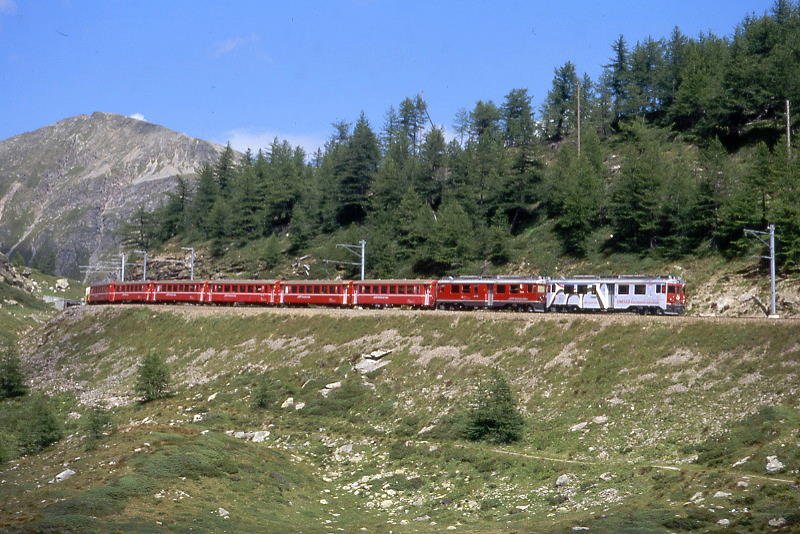 RhB - Regionalzug 1641 von St.Moritz nach Tirano am 18.08.2008 oberhalb Alp Grm mit Triebwagen ABe 4/4 III 51 - ABe 4/4 III 53 - B 2307 - B 2465 - B 2459 - AB 1544 - BD 2472 - B 2096 - B 2098

