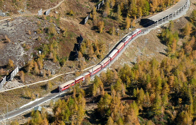RhB - Regionalzug 1641 von St.Moritz nach Tirano am 12.10.2008 kurz vor Galerie Grm (Lnge 264m, Portal bei km 26,718) mit Triebwagen ABe 4/4II 43 - ABe 4/4 II 47 - B - B - B - B - BD - AB
