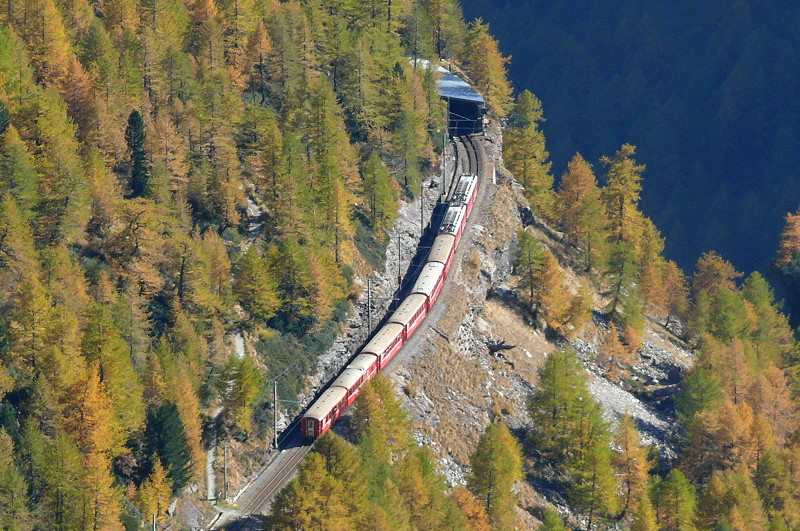 RhB - Regionalzug 1641 von St.Moritz nach Tirano am 12.10.2008 kurz vor Galerie Stablini (28m lang, Galerieportal bei km 28,741, danach folgt der 289,50m lange Stablini-Tunnel) mit Triebwagen ABe 4/4II 43 - ABe 4/4 II 47 - B - B - B - B - BD - AB.

