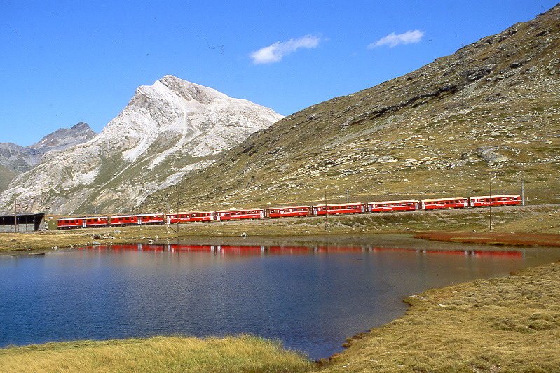 RhB Regionalzug 1646 von Tirano nach St.Moritz am 25.08.2007 am Lago Pitschen mit Triebwagen ABe 4/4 III 54 - ABe 4/4 III 52 - B 2309 - B 2453 - B 2233 - B 2463 - B 2466 - AB 1545 - BD 2473
