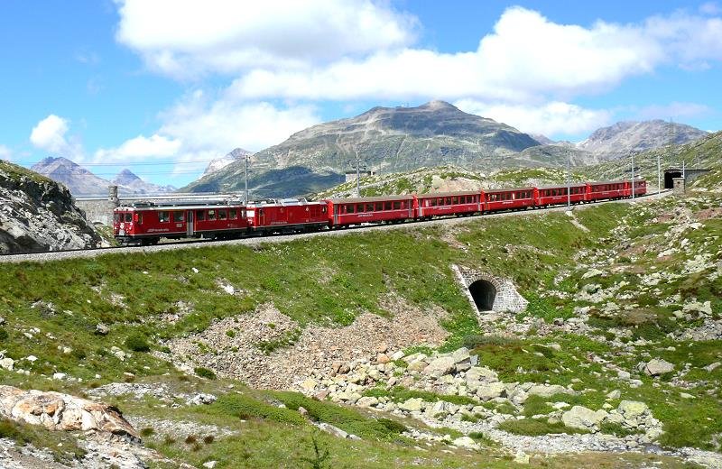 RhB - Regionalzug 165 von St.Moritz nach Tirano am 18.08.2008 bei Scala mit Triebwagen ABe 4/4 II 49 - Zweikraftlok Gem 4/4 802 - B 2462 - B 2453 - B 2233 - B 2468 - BD 2473 - AB 1543
