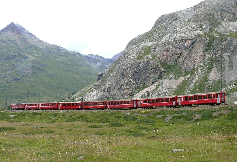 RhB - Regionalzug 1650 von Tirano nach St.Moritz am 17.08.2008 kurz vor Bernina Lagalb mit Zweikraftlok Gem 4/4 802 - Triebwagen ABe 4/4 II 49 - AB 1543 - BD 2473 - B 2468 - B 2233 - B 2453 - B 2462 - B 2451
