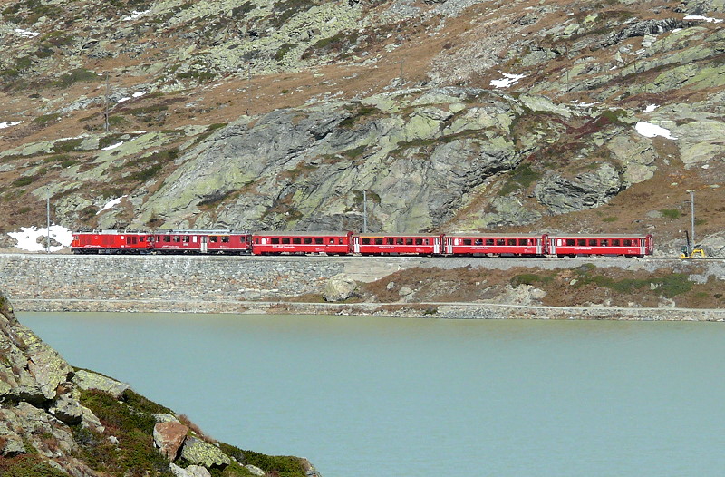 RhB - Regionalzug 1650 von Tirano nach St.Moritz am 20.08.2008 am Lago Bianco mit Zweikraftlok Gem 4/4 801 - Triebwagen ABe 4/4 II 46 - BD 2475 - AB - B - B.
