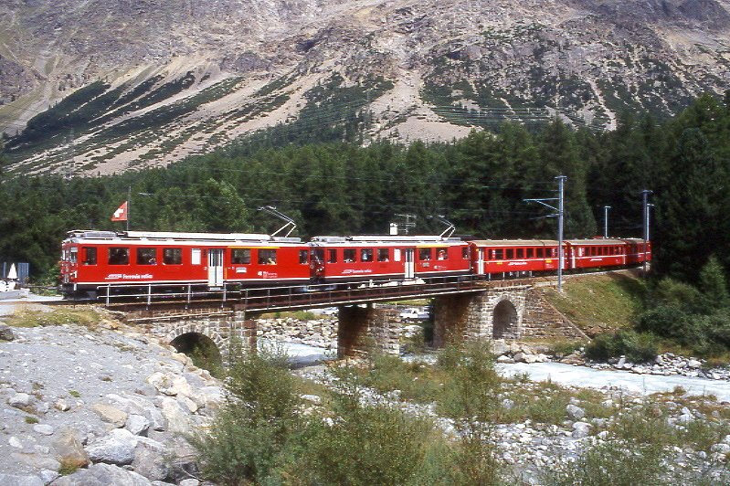 RhB REGIONALZUG 1650 von Tirano nach St.Moritz am 23.08.2007 auf Morteratschbrcke mit Triebwagen ABe 4/4 II 41 - ABe 4/4 II 42 - B 2452 - B 2309 - B 2453 - B 2464 - AB 1543 - BD 2475 - Sl 7770
