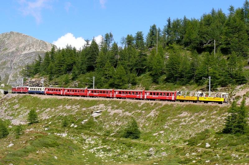 RhB - Regionalzug 1656 von Tirano nach St.Moritz am 18.08.2008 oberhalb Alp Grm mit Triebwagen ABe 4/4 III 56 - ABe 4/4 II 46 - As 1141 - AB 1542 - BD 2474 - B 2466 - B 2467 - B 2452 - B 2094 - B 2100
