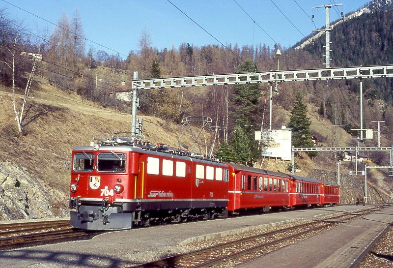 RhB REGIONALZUG 170 von Filisur nach Davos Platz am 02.03.1998 in Filisur mit E-Lok Ge 6/6II 704 - B 2351 - B 2358 - AB 1564. Hinweis: Davoser Planpendelzug mit 6-achsiger Lok war selten zu sehen!

