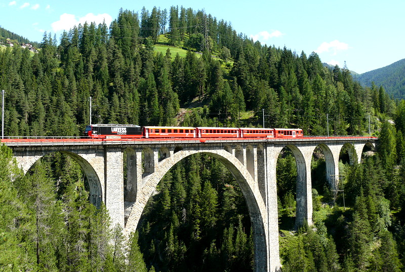 RhB - Regionalzug 1820 von Filisur nach Davos Platz am 20.07.2009 auf Wiesener Viadukt mit Steuerwagen BDt 1755 - B 2347 - B 2342 - A 1248 - E-Lok Ge 4/4III 648
