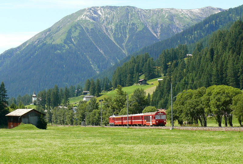 RhB - Regionalzug 1824 von Filisur nach Davos Platz am 20.07.2009 kurz vor Islen mit BDt 1757 - B 2351 - B 2293 - A 1249 - E-Lok Ge 4/4 II 627
